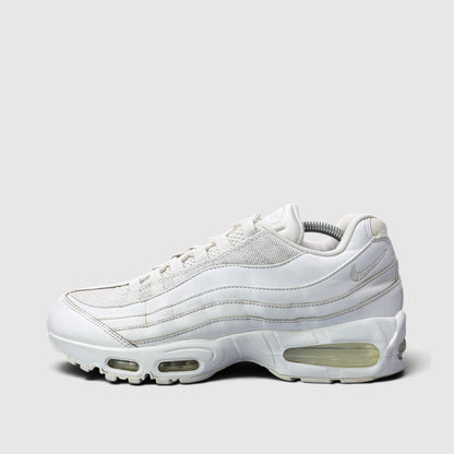 Nike Air Max 95 Triple White, buty sportowe męskie w bardzo dobrym stanie rozmiar 44, boczny profil, lewa strona