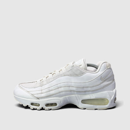 Nike Air Max 95 Triple White, buty sportowe męskie w bardzo dobrym stanie rozmiar 44, boczny profil, lewa strona