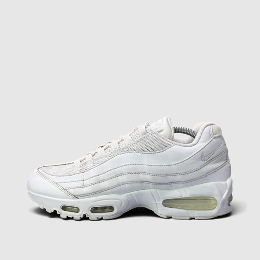 Nike Air Max 95 Triple White, buty sportowe męskie w bardzo dobrym stanie rozmiar 44, boczny profil, lewa strona