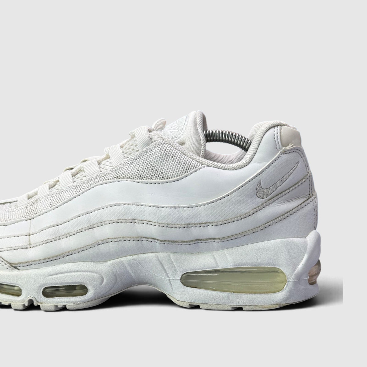 Nike Air Max 95 Triple White, buty sportowe męskie w bardzo dobrym stanie rozmiar 44, boczny profil, lewa strona