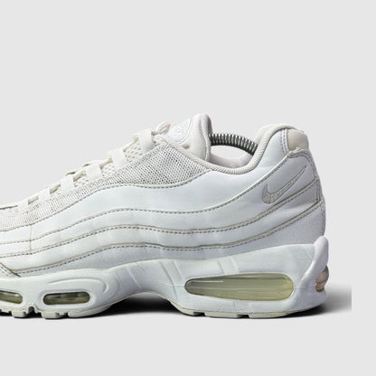 Nike Air Max 95 Triple White, buty sportowe męskie w bardzo dobrym stanie rozmiar 44, boczny profil, lewa strona