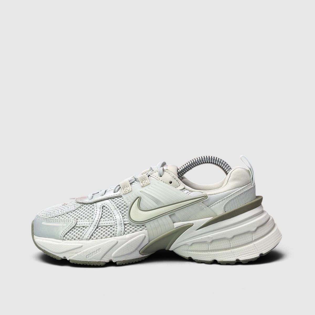 Nike V2K Run Photon Dust, buty sportowe damskie w bardzo dobrym stanie rozmiar 36.5, boczny profil, lewa strona