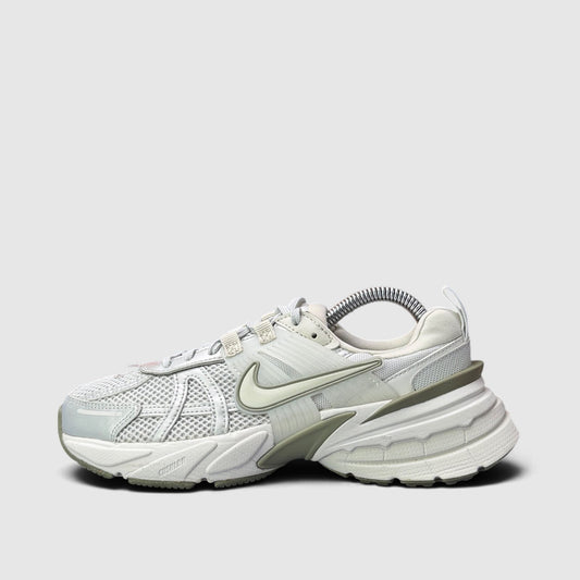 Nike V2K Run Photon Dust, buty sportowe damskie w bardzo dobrym stanie rozmiar 36.5, boczny profil, lewa strona