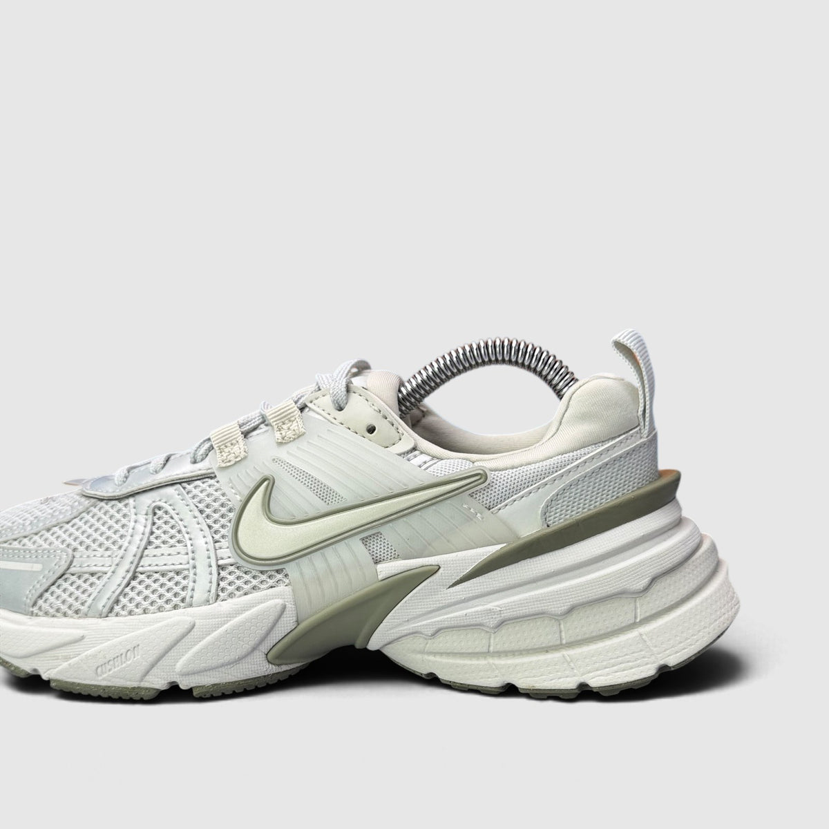 Nike V2K Run Photon Dust, buty sportowe damskie w bardzo dobrym stanie rozmiar 36.5, boczny profil, lewa strona