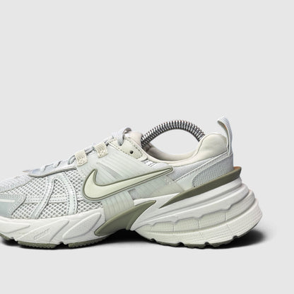 Nike V2K Run Photon Dust, buty sportowe damskie w bardzo dobrym stanie rozmiar 36.5, boczny profil, lewa strona