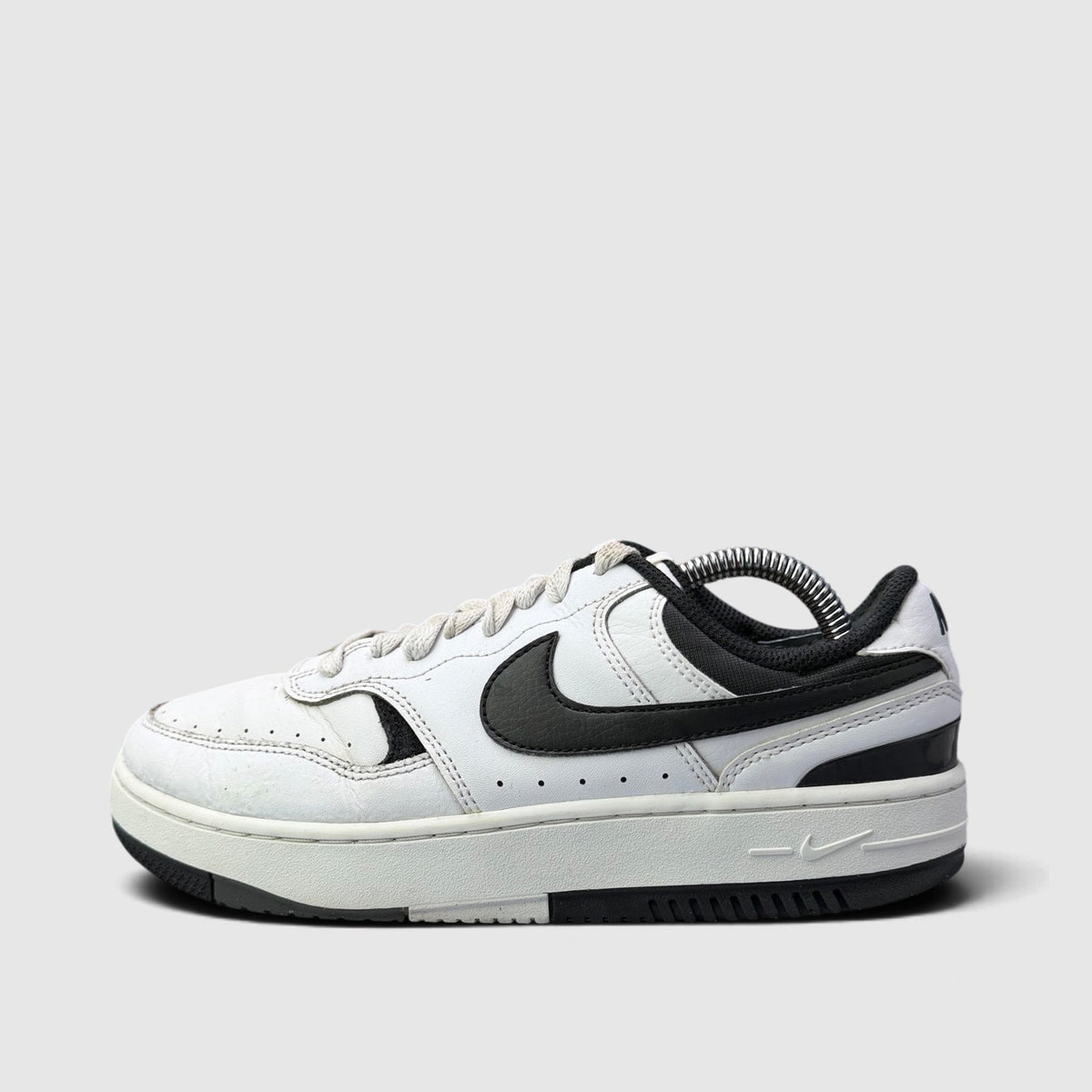 Nike Gamma Force, buty sportowe damskie w bardzo dobrym stanie rozmiar 39, boczny profil, lewa strona