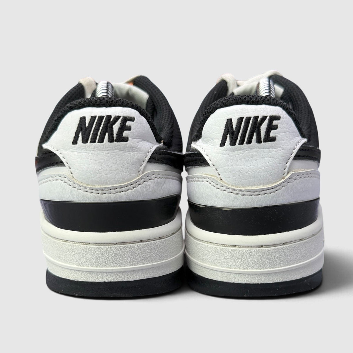 Nike Gamma Force, buty sportowe damskie w bardzo dobrym stanie rozmiar 39, widok z tyłu
