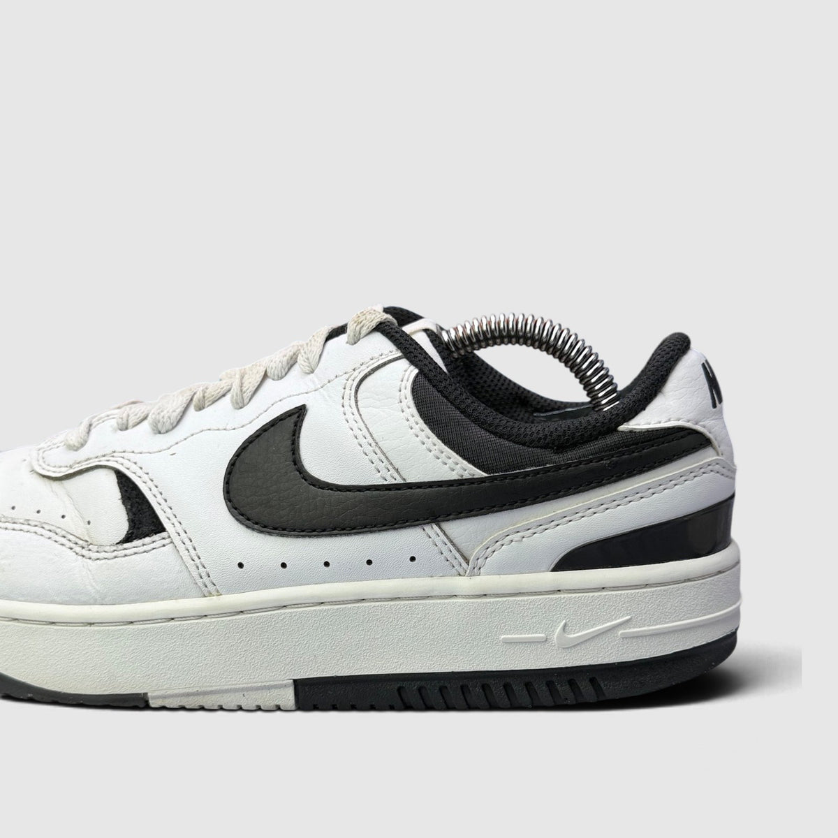 Nike Gamma Force, buty sportowe damskie w bardzo dobrym stanie rozmiar 39, boczny profil, lewa strona