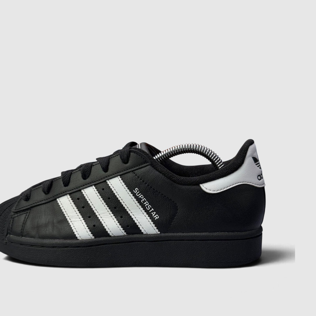 Adidas Superstar II Black White, buty sportowe damskie w bardzo dobrym stanie rozmiar 38 2/3, boczny profil, prawa strona