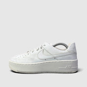 Nike Air Force 1 Sage Low Triple White, buty sportowe damskie w bardzo dobrym stanie rozmiar 39, boczny profil, lewa strona