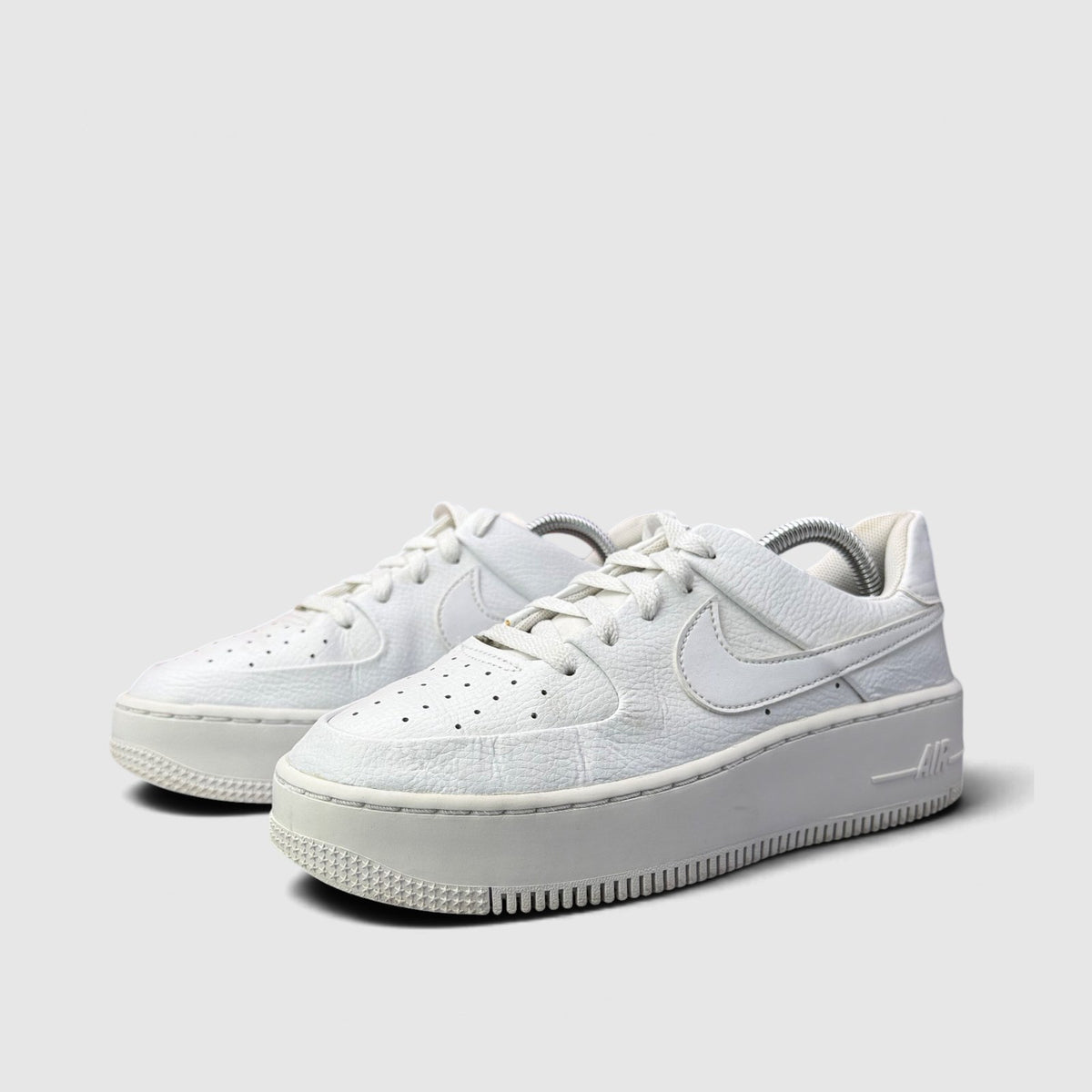Nike Air Force 1 Sage Low Triple White, buty sportowe damskie w bardzo dobrym stanie rozmiar 39, para butów