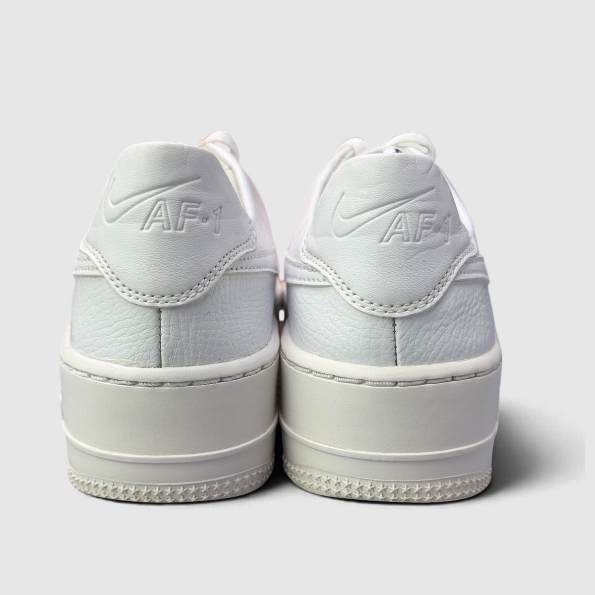 Nike Air Force 1 Sage Low Triple White, buty sportowe damskie w bardzo dobrym stanie rozmiar 39, widok z tyłu