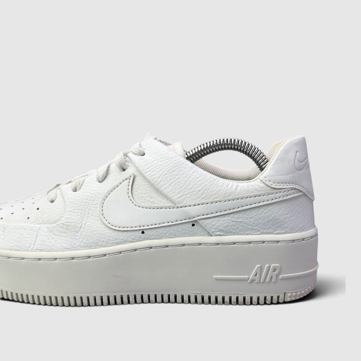 Nike Air Force 1 Sage Low Triple White, buty sportowe damskie w bardzo dobrym stanie rozmiar 39, boczny profil, lewa strona