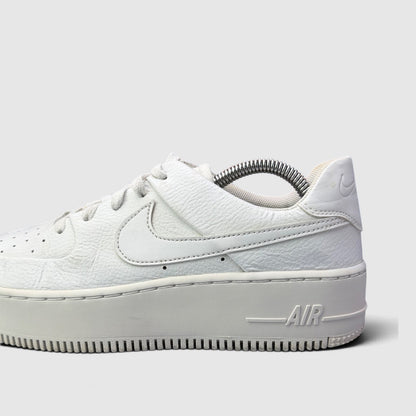 Nike Air Force 1 Sage Low Triple White, buty sportowe damskie w bardzo dobrym stanie rozmiar 39, boczny profil, lewa strona