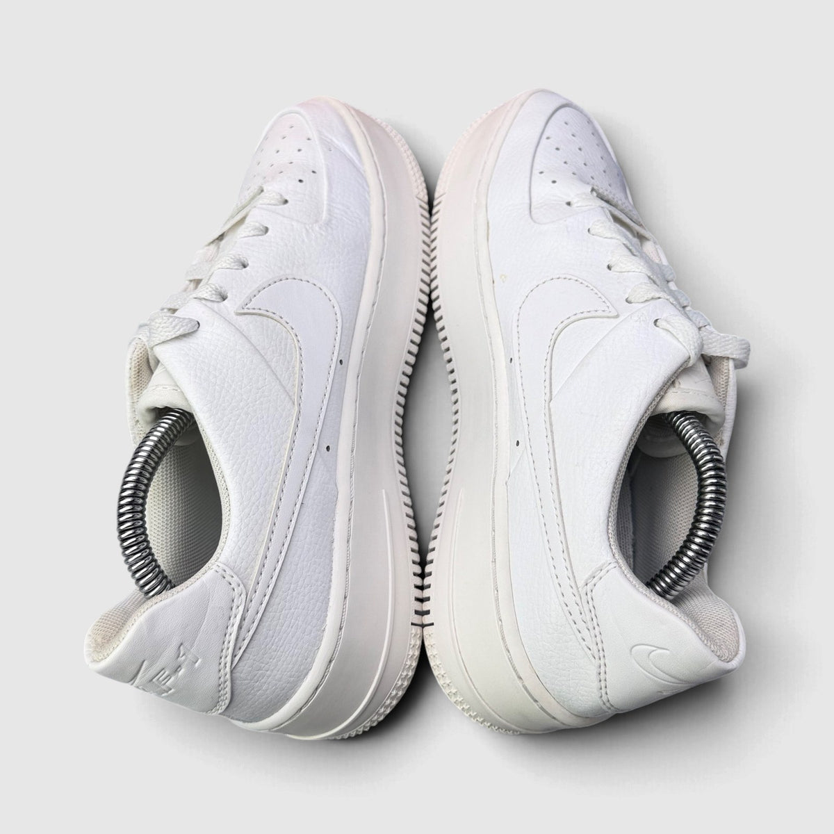 Nike Air Force 1 Sage Low Triple White, buty sportowe damskie w bardzo dobrym stanie rozmiar 39, widok z góry
