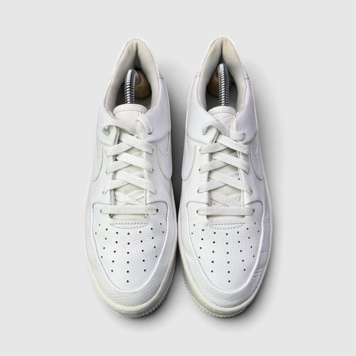 Nike Air Force 1 Sage Low Triple White, buty sportowe damskie w bardzo dobrym stanie rozmiar 39, widok z góry