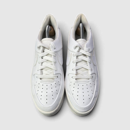 Nike Air Force 1 Sage Low Triple White, buty sportowe damskie w bardzo dobrym stanie rozmiar 39, widok z góry