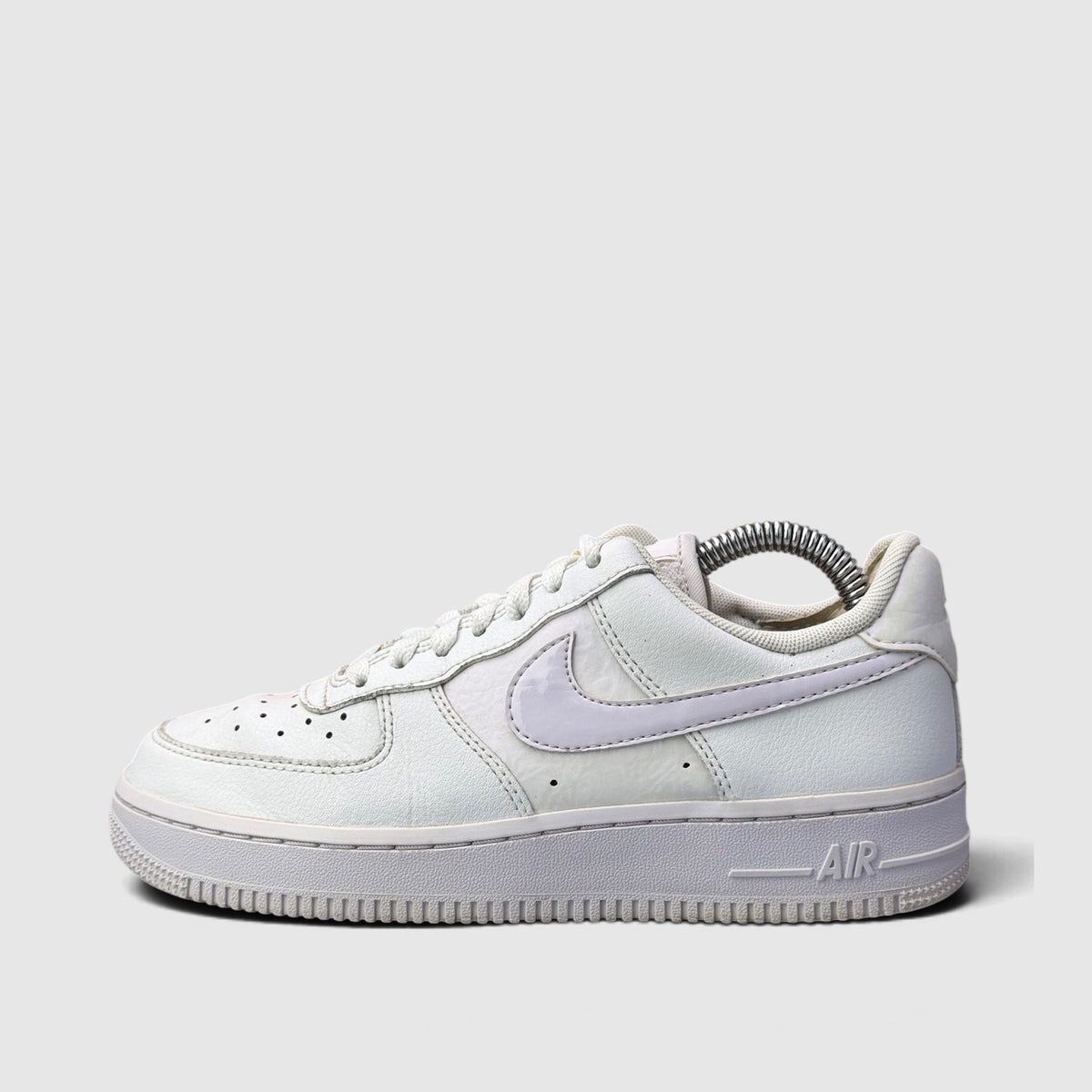 Nike Air Force 1 Low White Barely Grape, buty sportowe damskie w bardzo dobrym stanie rozmiar 36.5, boczny profil, lewa strona