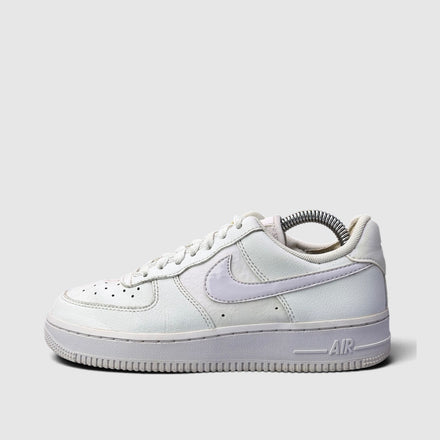 Nike Air Force 1 Low White Barely Grape, buty sportowe damskie w bardzo dobrym stanie rozmiar 36.5, boczny profil, lewa strona