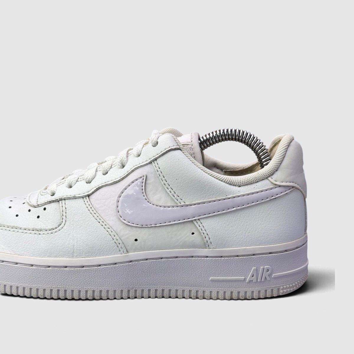 Nike Air Force 1 Low White Barely Grape, buty sportowe damskie w bardzo dobrym stanie rozmiar 36.5, boczny profil, lewa strona