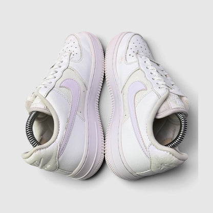 Nike Air Force 1 Low White Barely Grape, buty sportowe damskie w bardzo dobrym stanie rozmiar 36.5, para butów