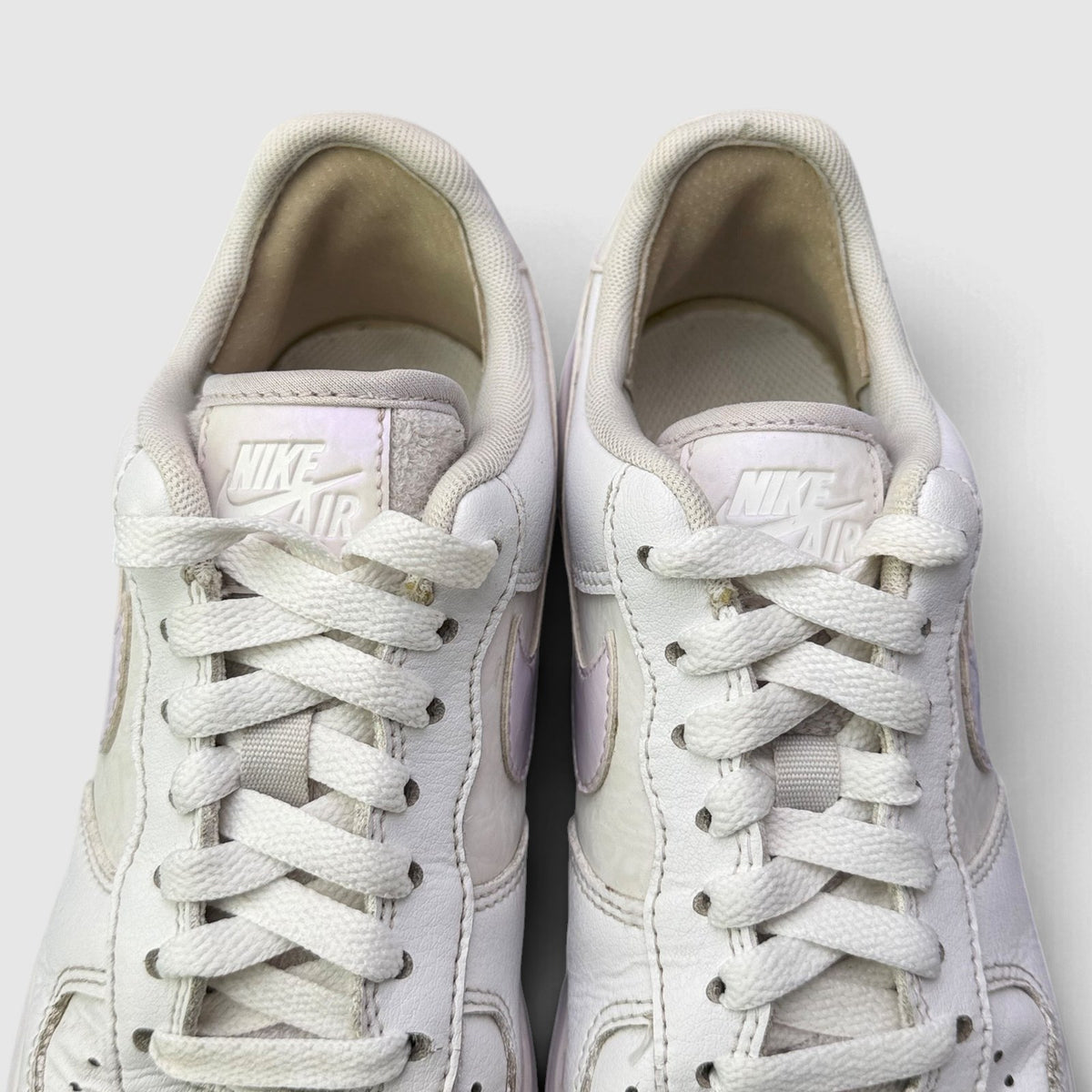 Nike Air Force 1 Low White Barely Grape, buty sportowe damskie w bardzo dobrym stanie rozmiar 36.5, widok z góry