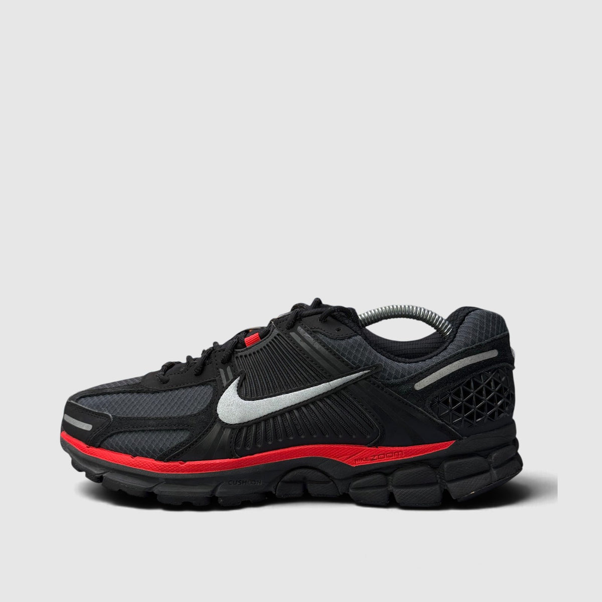 Nike Zoom Vomero 5 Bred, buty sportowe męskie w bardzo dobrym stanie rozmiar 44, boczny profil, lewa strona
