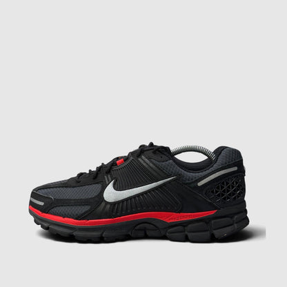 Nike Zoom Vomero 5 Bred, buty sportowe męskie w bardzo dobrym stanie rozmiar 44, boczny profil, lewa strona