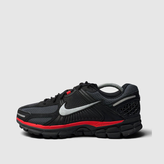 Nike Zoom Vomero 5 Bred, buty sportowe męskie w bardzo dobrym stanie rozmiar 44, boczny profil, lewa strona