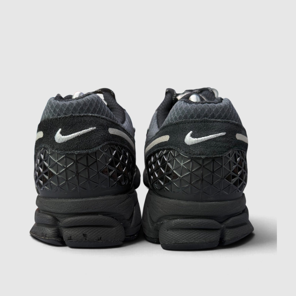 Nike Zoom Vomero 5 Bred, buty sportowe męskie w bardzo dobrym stanie rozmiar 44, widok z tyłu
