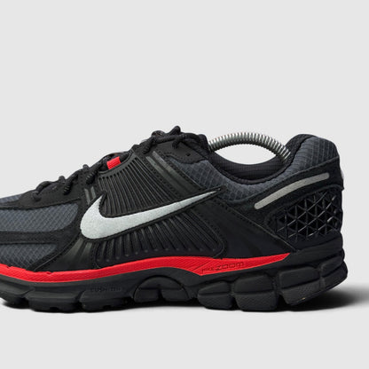 Nike Zoom Vomero 5 Bred, buty sportowe męskie w bardzo dobrym stanie rozmiar 44, boczny profil, prawa strona