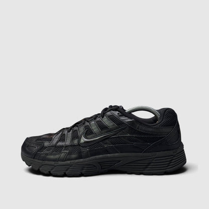 Nike P-6000 Black, buty sportowe męskie w bardzo dobrym stanie rozmiar 44, boczny profil, lewa strona