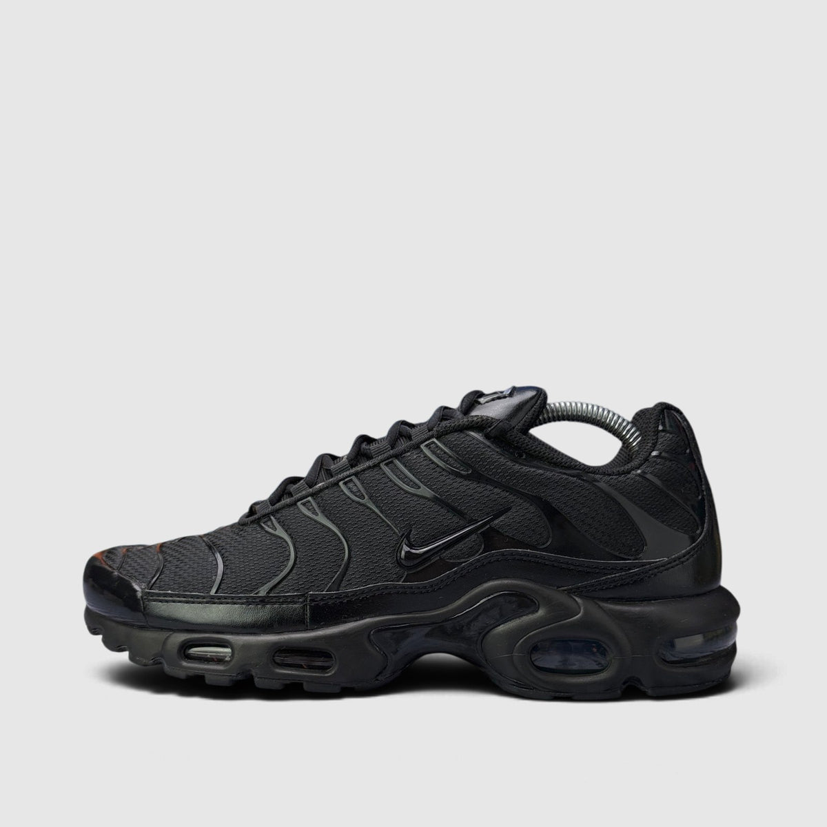 Nike Air Max Plus Triple Black, buty sportowe męskie w bardzo dobrym stanie rozmiar 43, widok z boku