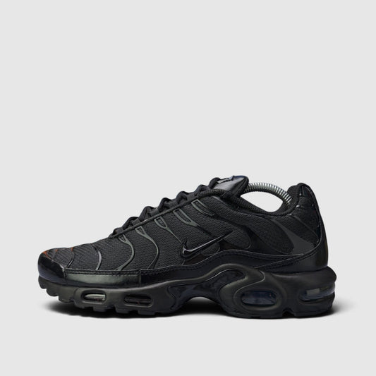 Nike Air Max Plus Triple Black, buty sportowe męskie w bardzo dobrym stanie rozmiar 43, widok z boku