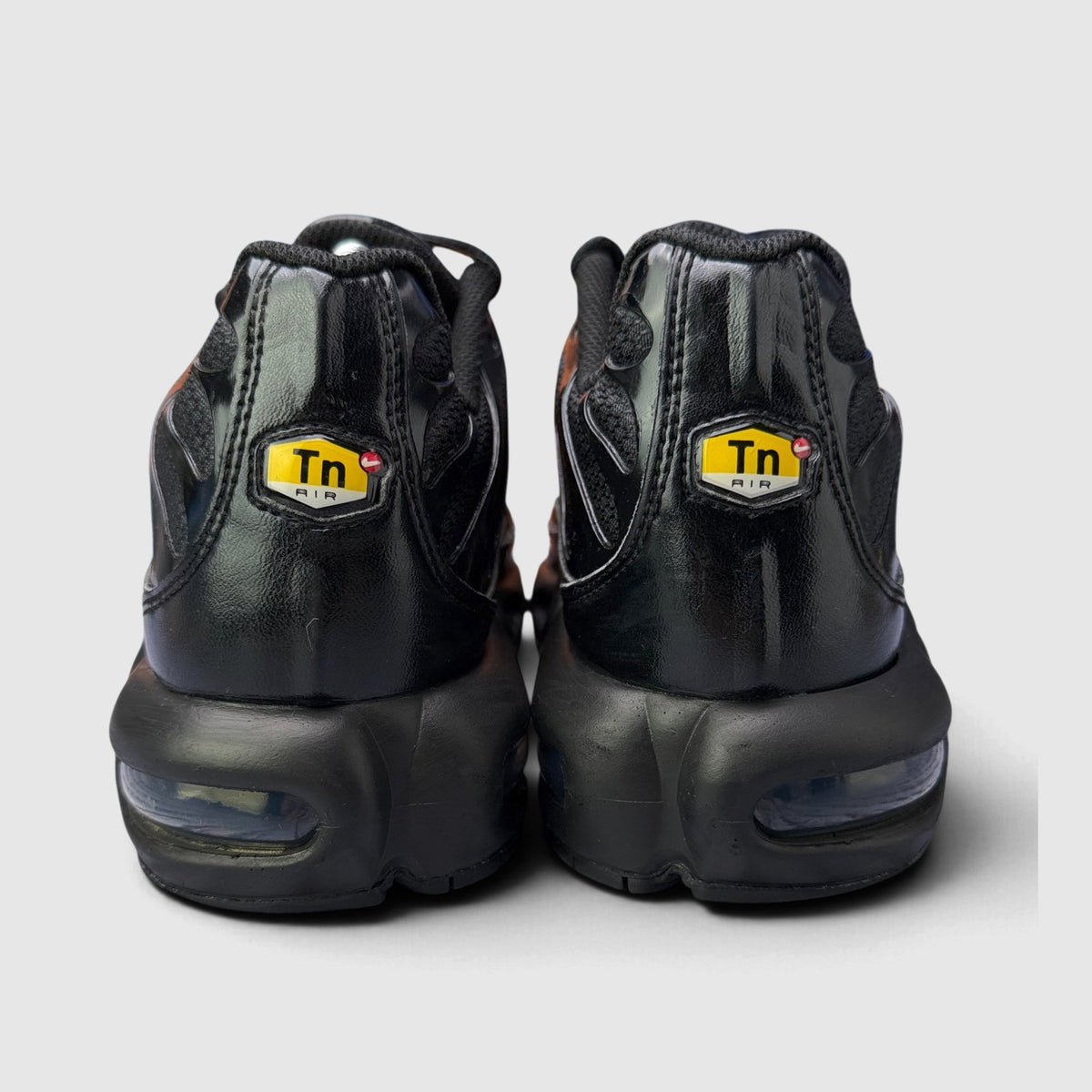 Nike Air Max Plus Triple Black, buty sportowe męskie w bardzo dobrym stanie rozmiar 43, widok z tyłu