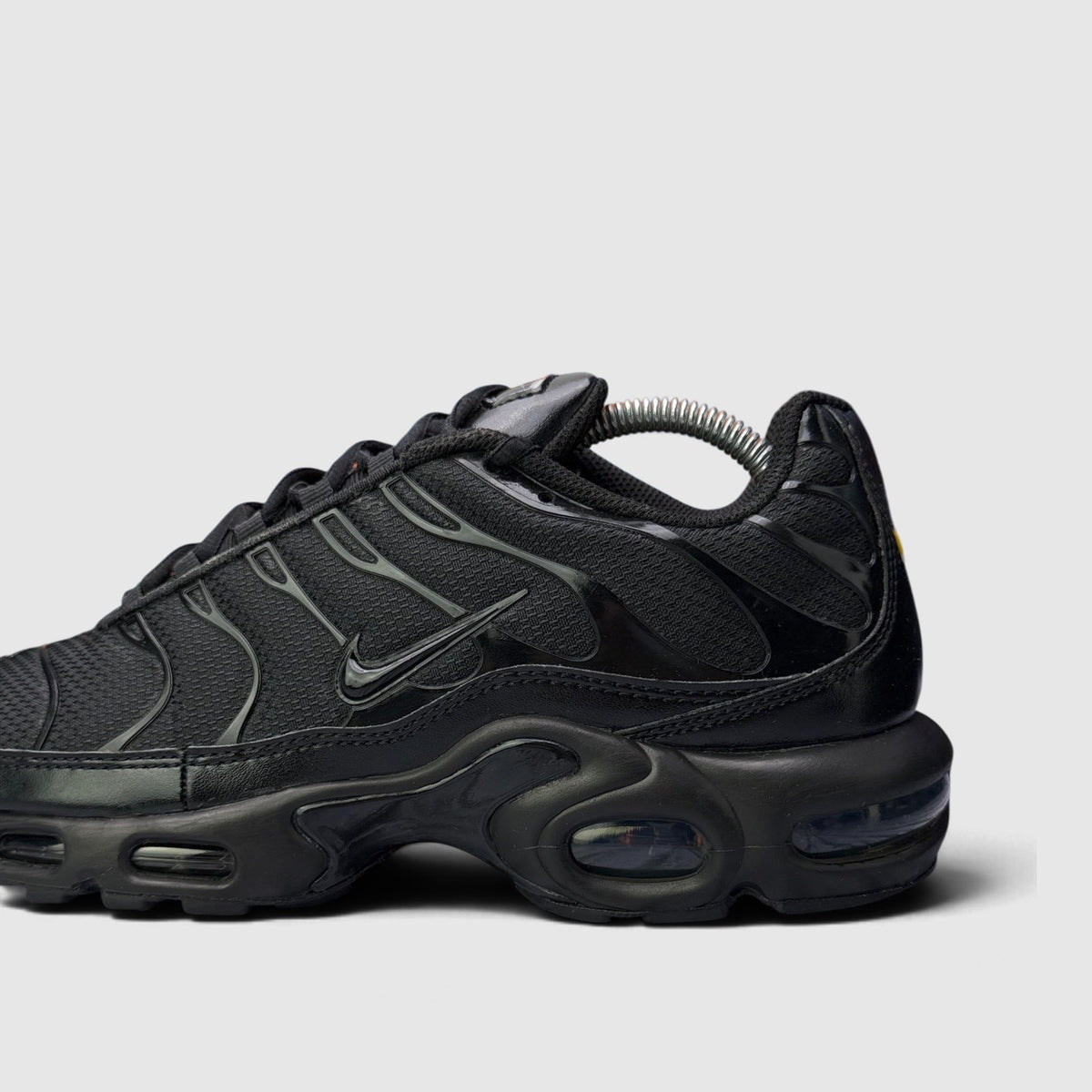 Nike Air Max Plus Triple Black, buty sportowe męskie w bardzo dobrym stanie rozmiar 43, boczny profil, lewa strona