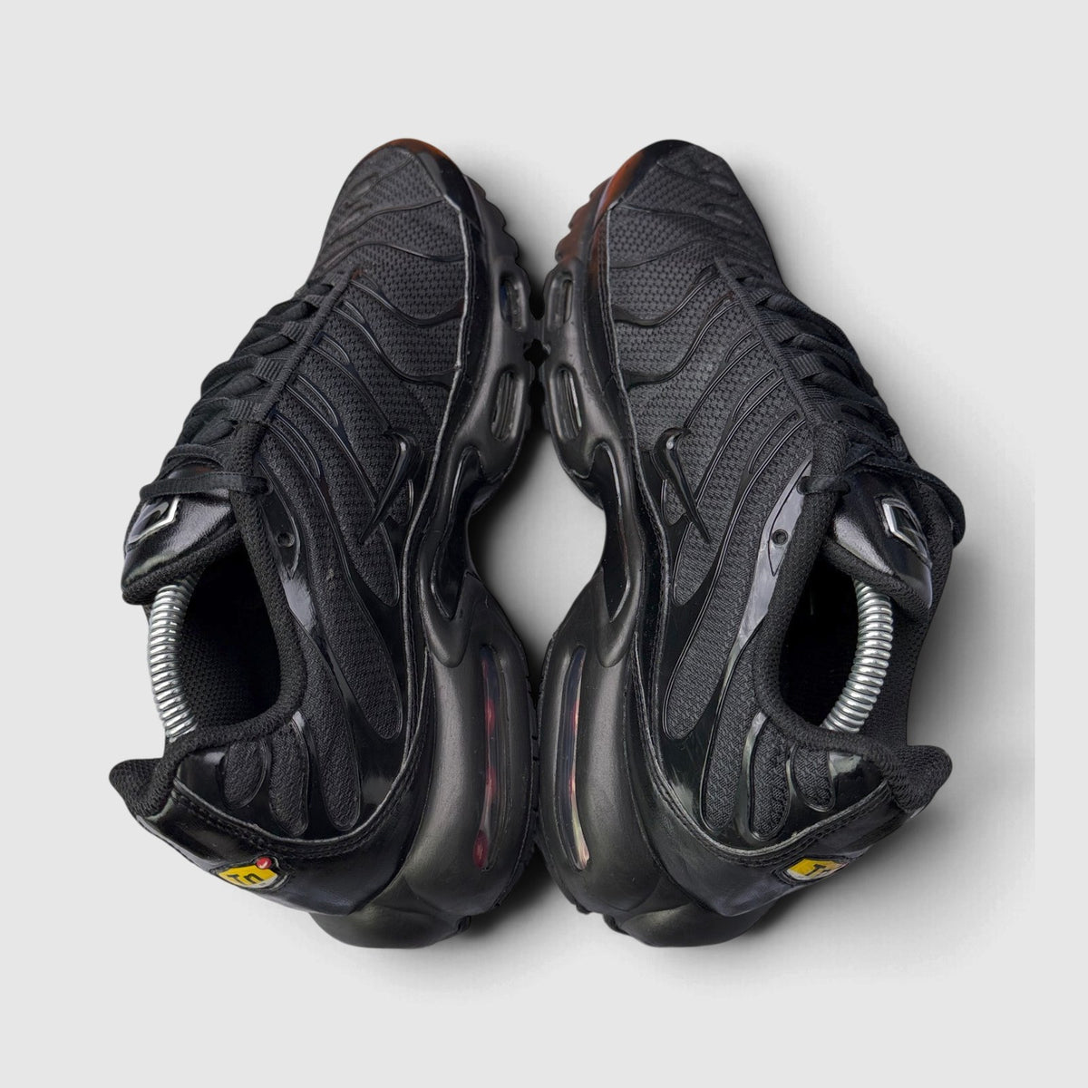 Nike Air Max Plus Triple Black, buty sportowe męskie w bardzo dobrym stanie rozmiar 43, widok z góry
