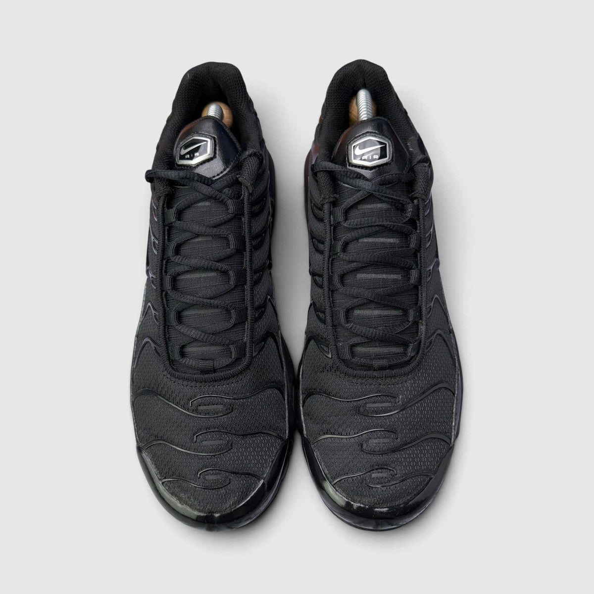 Nike Air Max Plus Triple Black, buty sportowe męskie w bardzo dobrym stanie rozmiar 43, widok z góry
