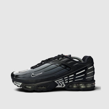 Nike Air Max Plus 3 Black White, buty sportowe męskie w bardzo dobrym stanie rozmiar 44, boczny profil, lewa strona