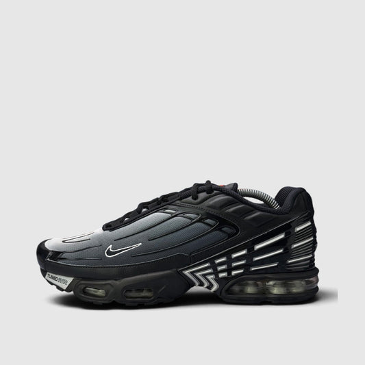 Nike Air Max Plus 3 Black White, buty sportowe męskie w bardzo dobrym stanie rozmiar 44, boczny profil, lewa strona