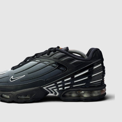 Nike Air Max Plus 3 Black White, buty sportowe męskie w bardzo dobrym stanie rozmiar 44, boczny profil, prawa strona