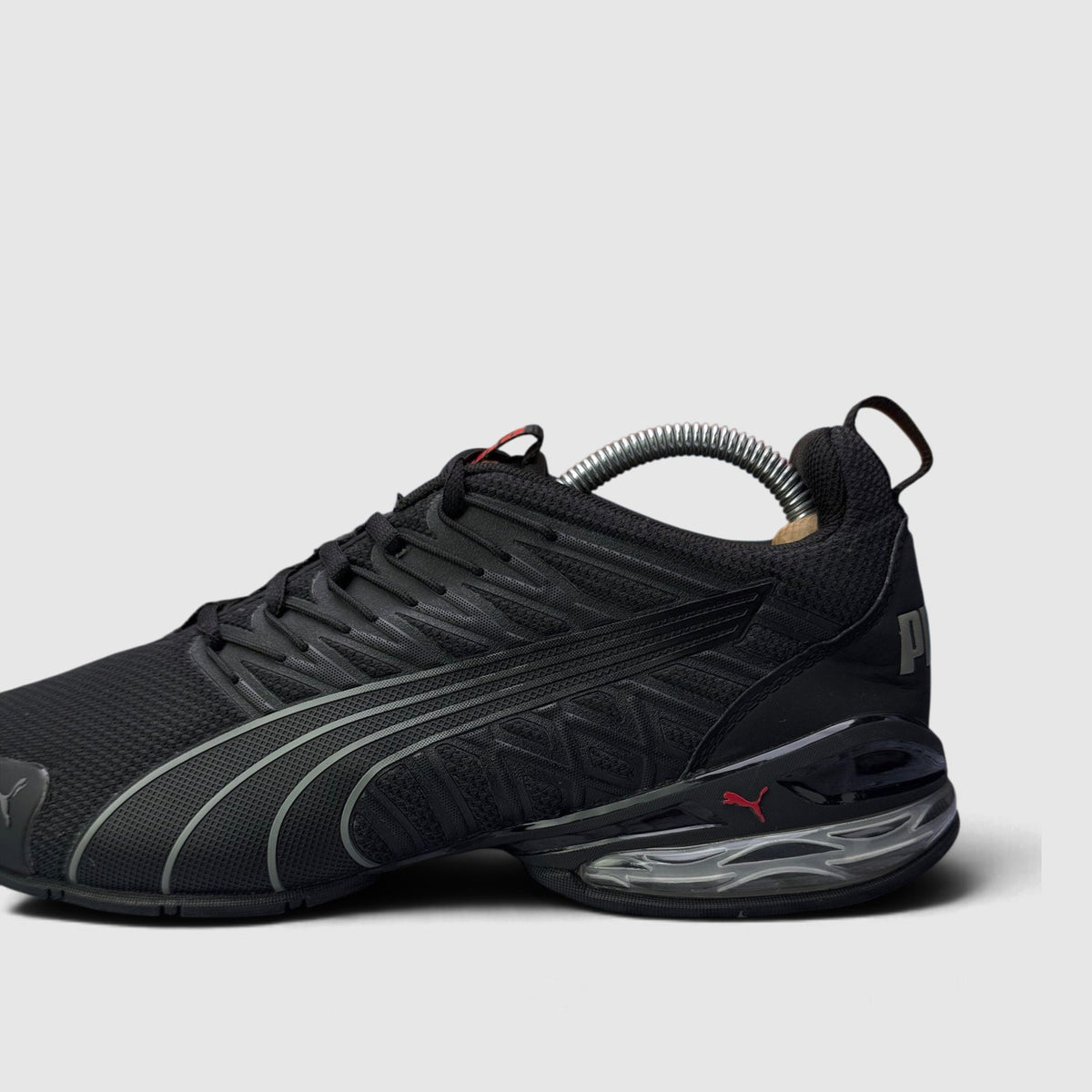 Puma Voltaic Evo Black, buty sportowe męskie w bardzo dobrym stanie rozmiar 42, boczny profil, lewa strona