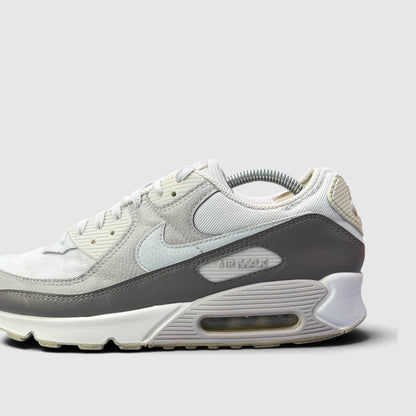 Nike Air Max 90 Photon Dust, buty sportowe męskie w bardzo dobrym stanie rozmiar 44.5, boczny profil, lewa strona