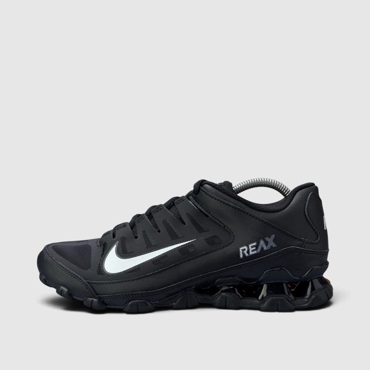 Nike Reax 8 TR Black White, buty sportowe męskie w bardzo dobrym stanie rozmiar 43, boczny profil, lewa strona