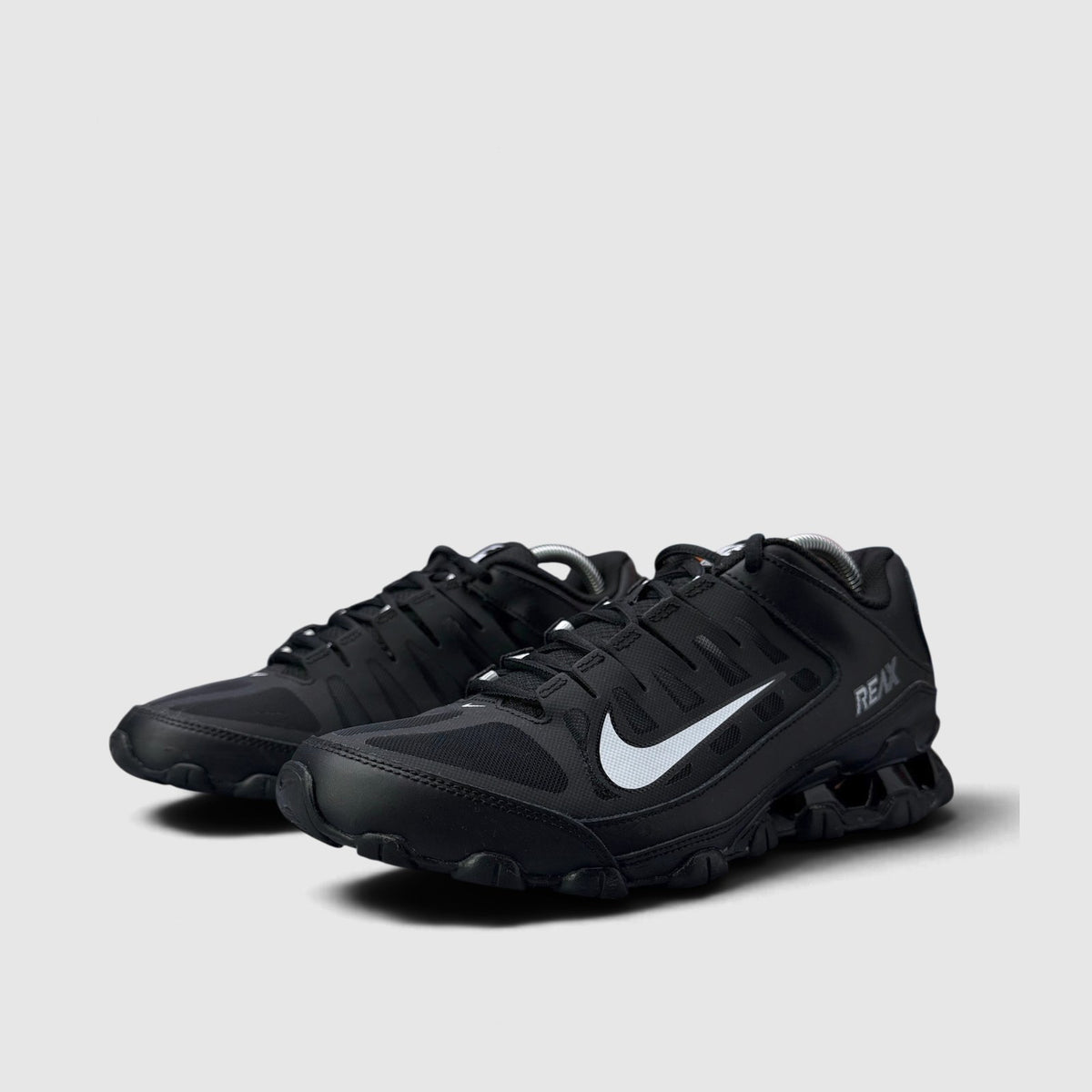 Nike Reax 8 TR Black White, buty sportowe męskie w bardzo dobrym stanie rozmiar 43, para butów