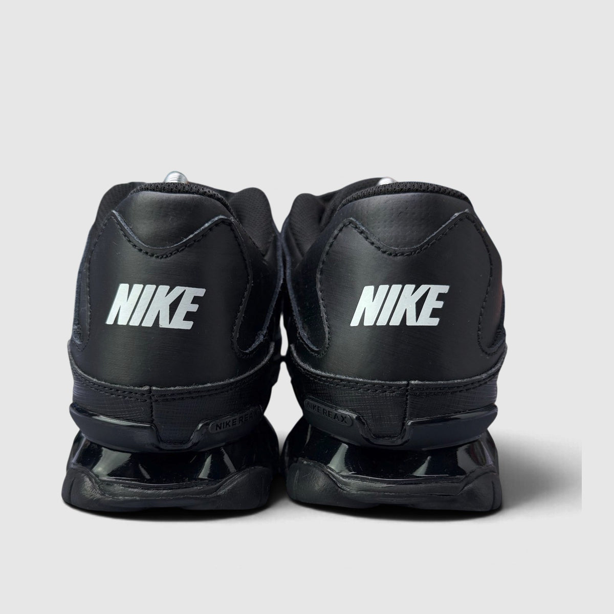 Nike Reax 8 TR Black White, buty sportowe męskie w bardzo dobrym stanie rozmiar 43, widok z tyłu