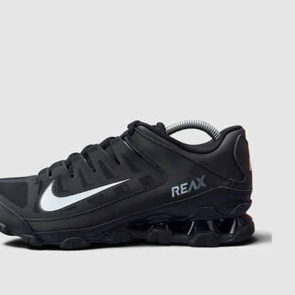 Nike Reax 8 TR Black White, buty sportowe męskie w bardzo dobrym stanie rozmiar 43, boczny profil, lewa strona
