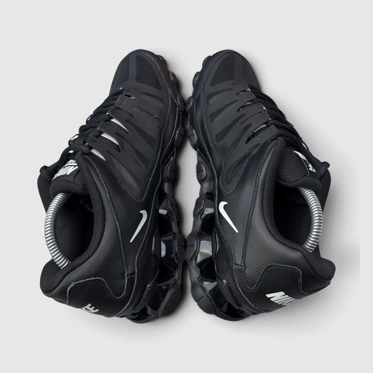 Nike Reax 8 TR Black White, buty sportowe męskie w bardzo dobrym stanie rozmiar 43, widok z góry