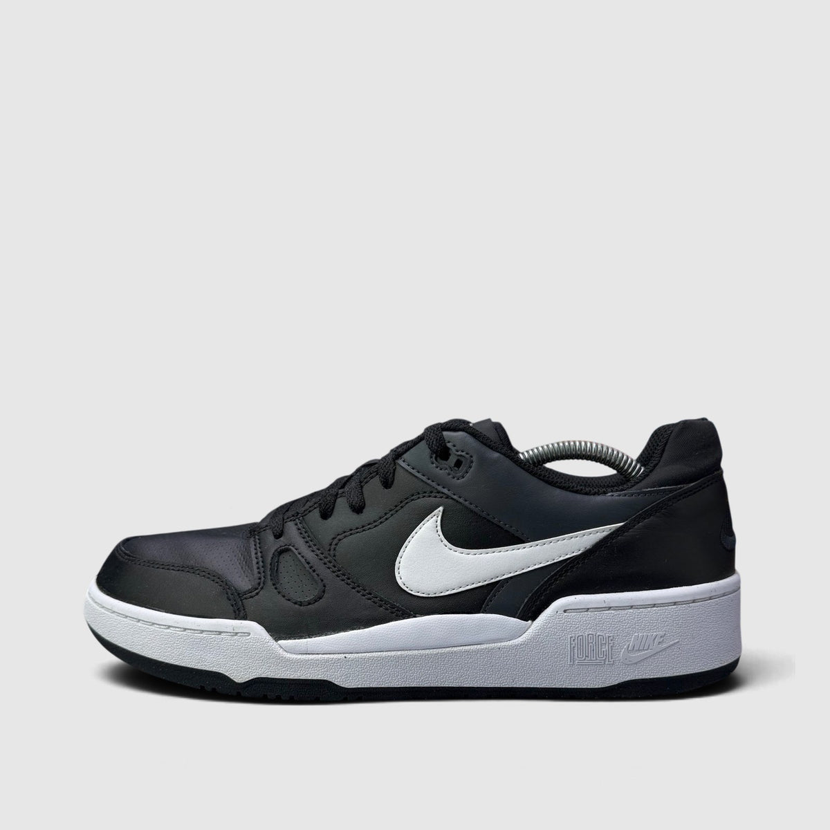 Nike Full Force Low, buty sportowe męskie w bardzo dobrym stanie rozmiar 44.5, boczny profil, lewa strona