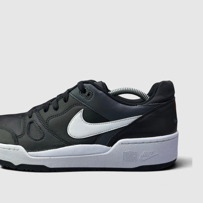 Nike Full Force Low, buty sportowe męskie w bardzo dobrym stanie rozmiar 44.5, boczny profil, lewa strona